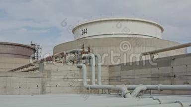 大型炼油厂的大型原油储罐